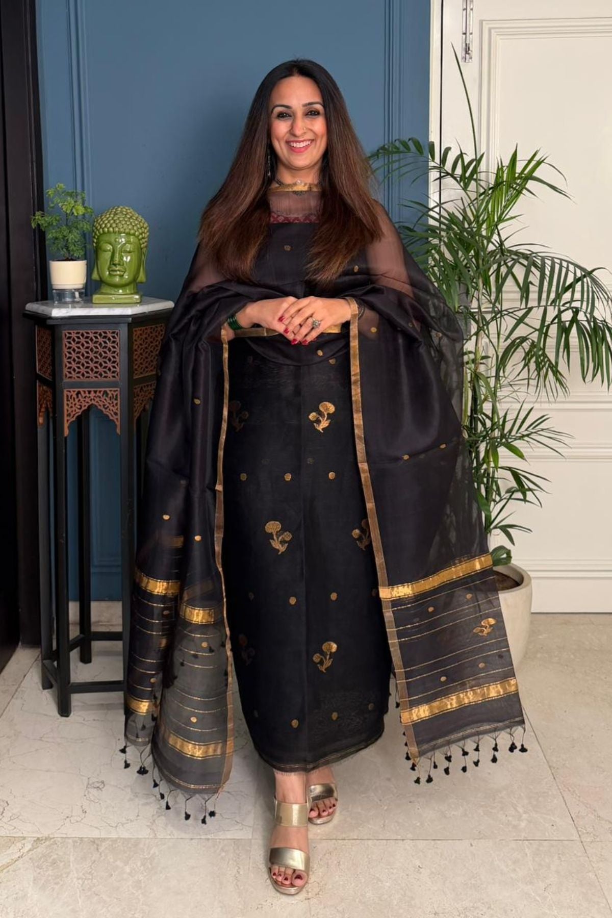 Handwoven Jamdani weave linen kurta teamed with pure muslin dupatta