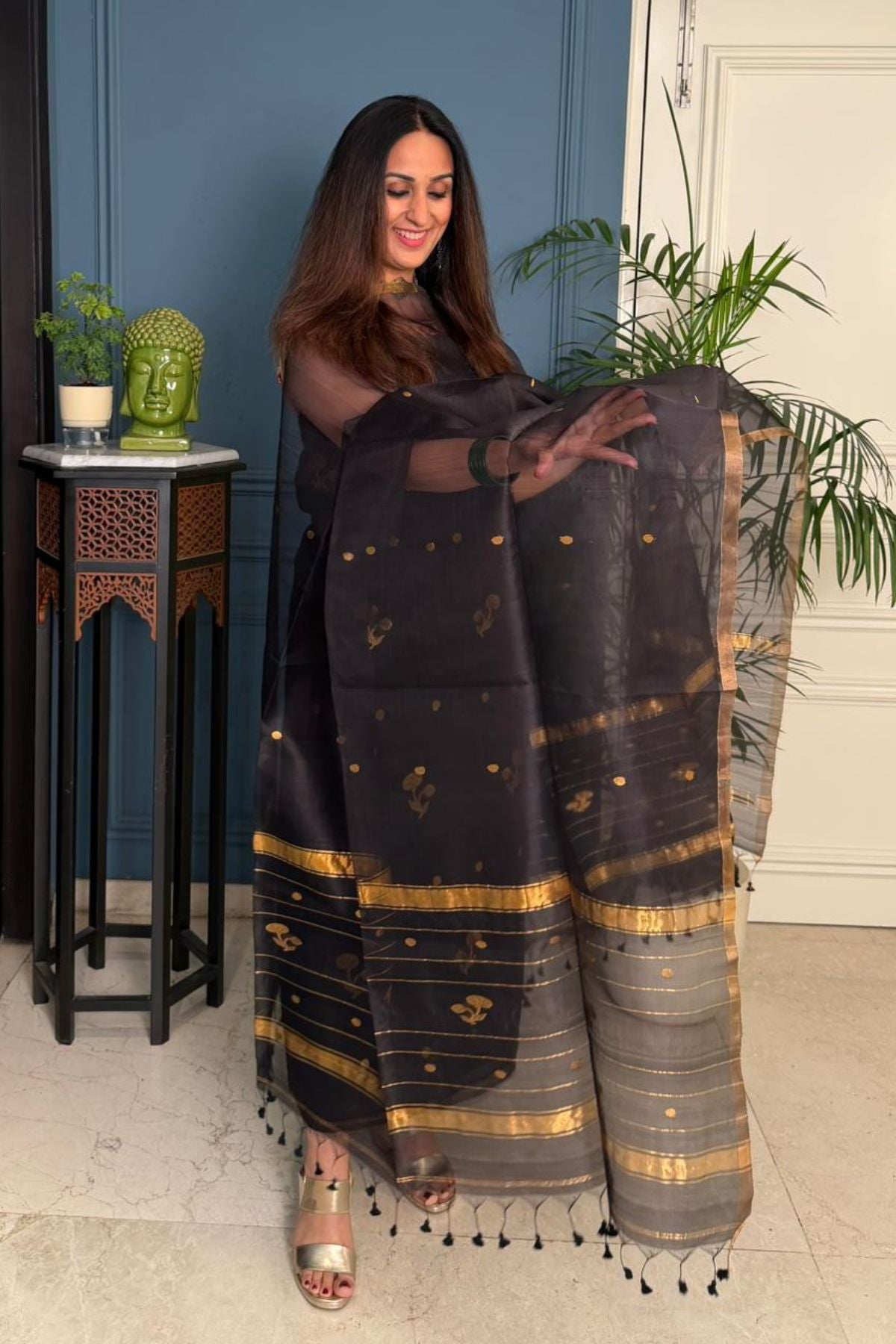 Handwoven Jamdani weave linen kurta teamed with pure muslin dupatta