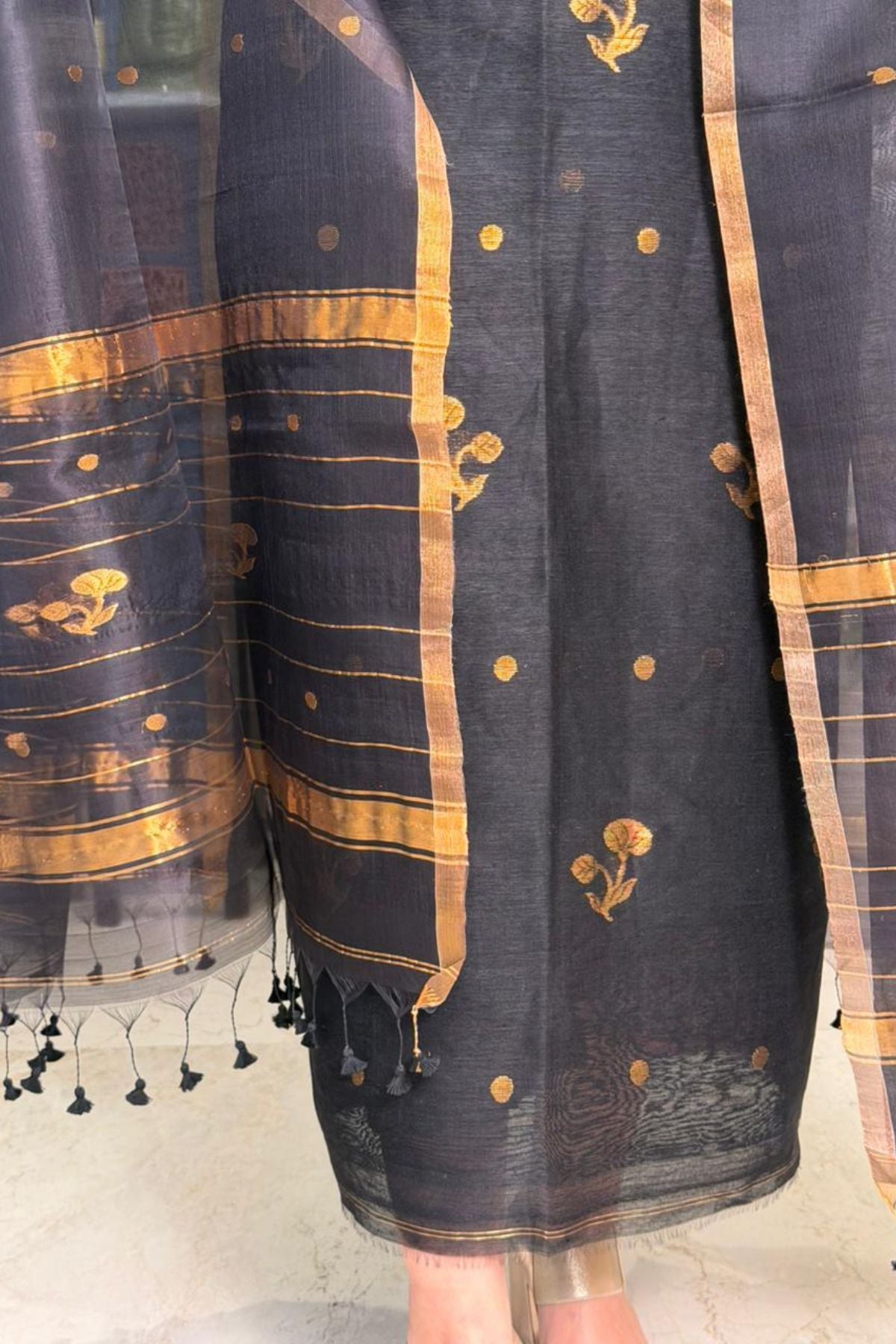 Handwoven Jamdani weave linen kurta teamed with pure muslin dupatta