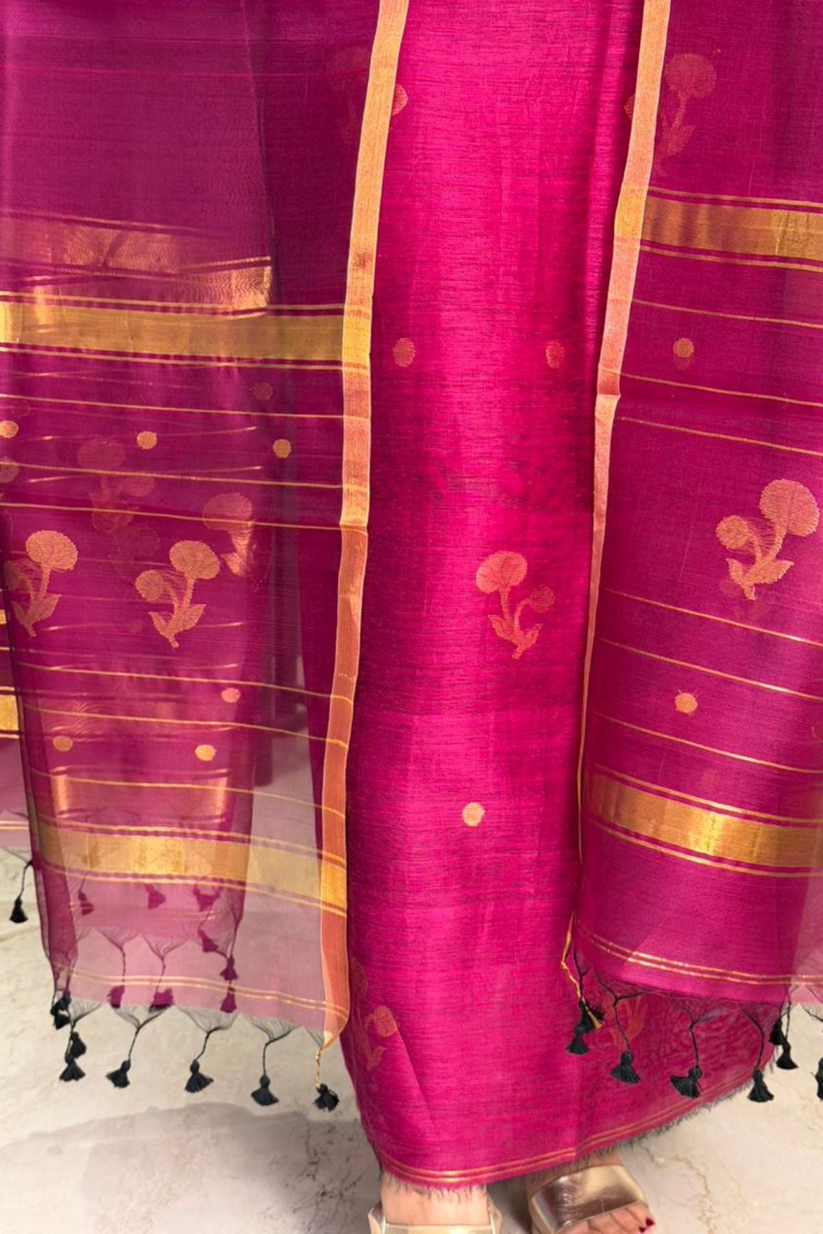 Handwoven Jamdani weave linen kurta teamed with pure muslin dupatta