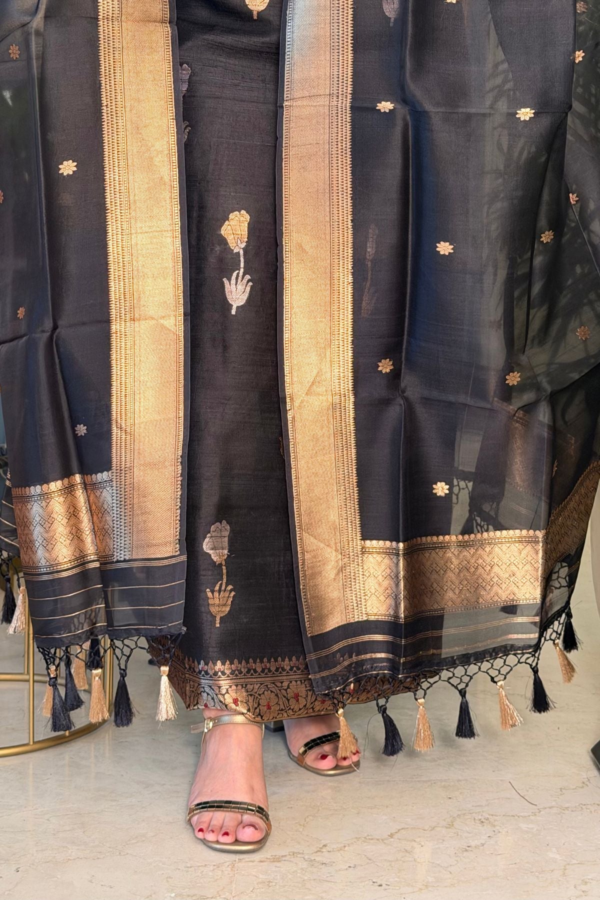 Handwoven Banarasi full sets in pure Raw silk!!