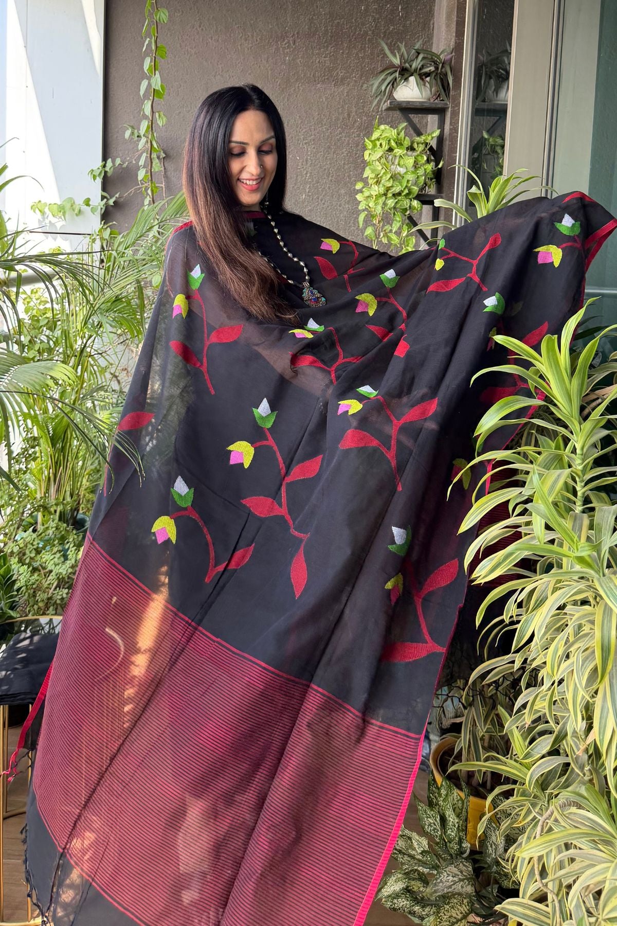 Intricate Jamdani Jaal Embroidery on Handloom Cotton Sets. ✨