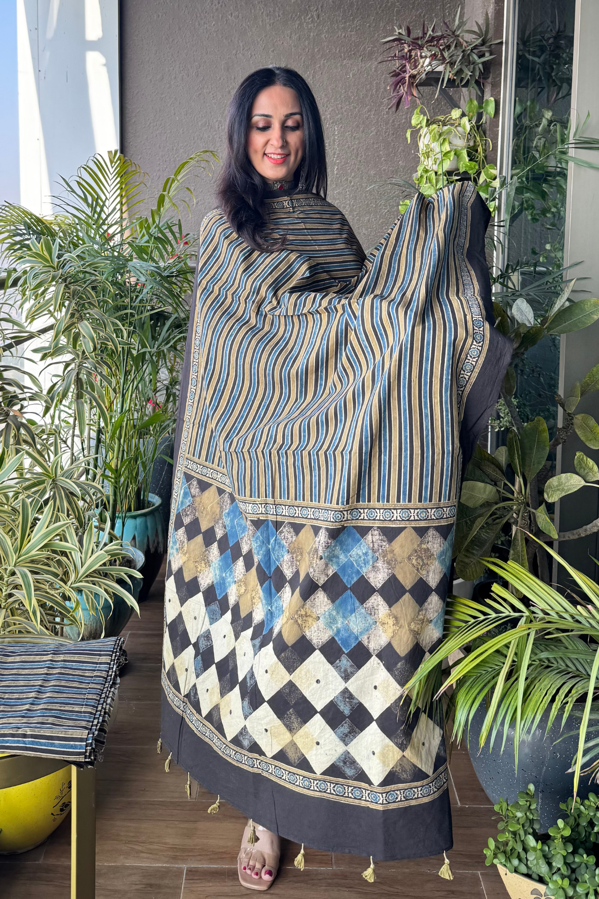 Broad geometric print with striped dupatta